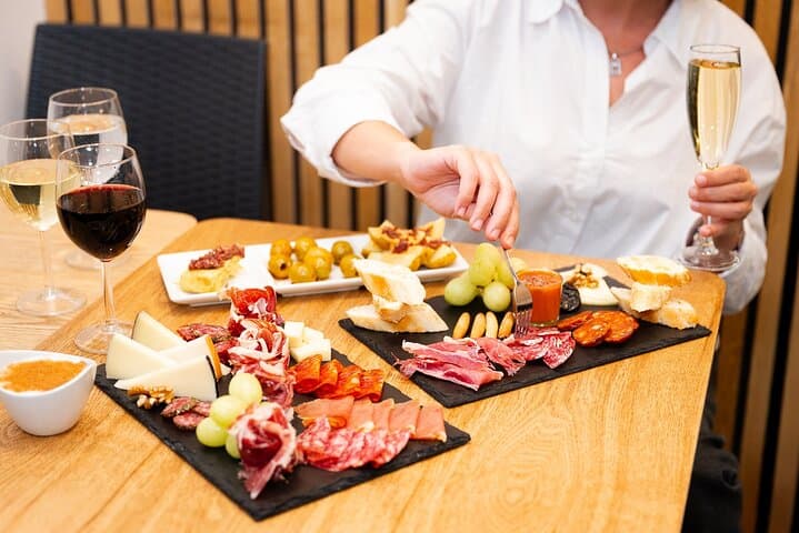 Menú Gourmet - Jamón, Cheese & Wine near Sagrada Familia