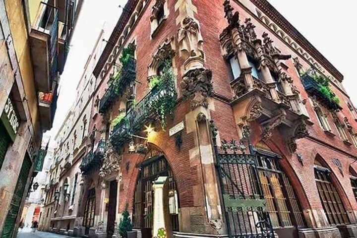 Barcelona Gothic Quarter & El Born Walking Tour with Guide