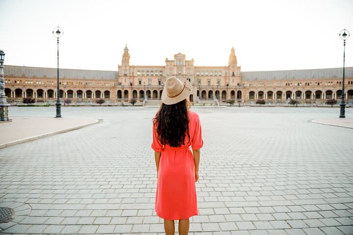 Private Photoshoot Tour in Iconic Seville with Photographer