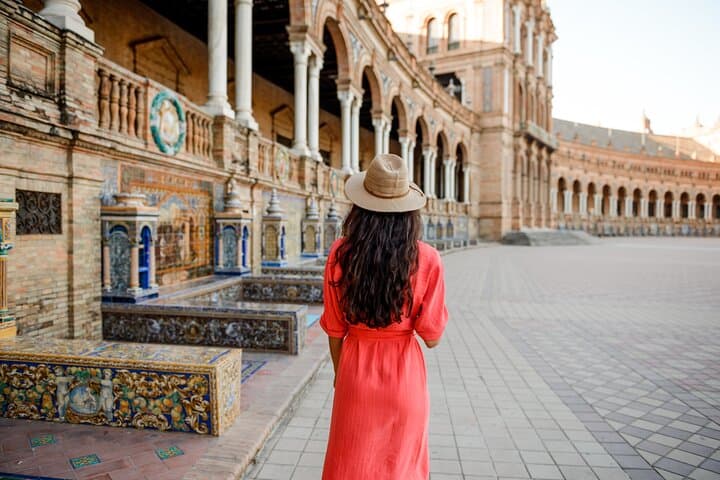 Private Photoshoot Tour in Iconic Seville with Photographer