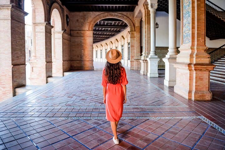 Private Photoshoot Tour in Iconic Seville with Photographer