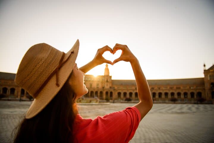 Private Photoshoot Tour in Iconic Seville with Photographer