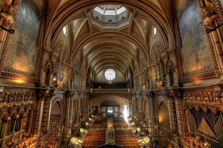Sagrada Familia & Montserrat Small Group Tour with Hotel pick-up