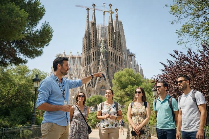 Barcelona in 1 Day: Sagrada Familia, Park Guell,Old Town & Pickup