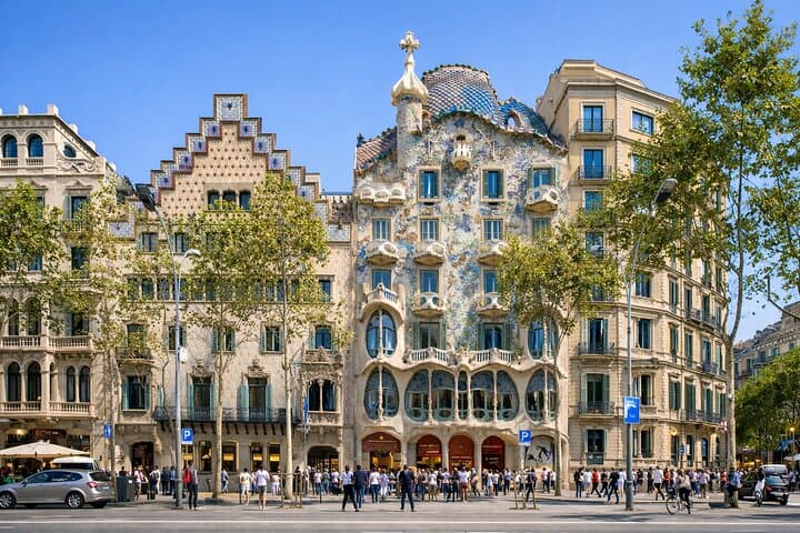 Private Barcelona and Sagrada Familia Tour with Hotel Pick-up