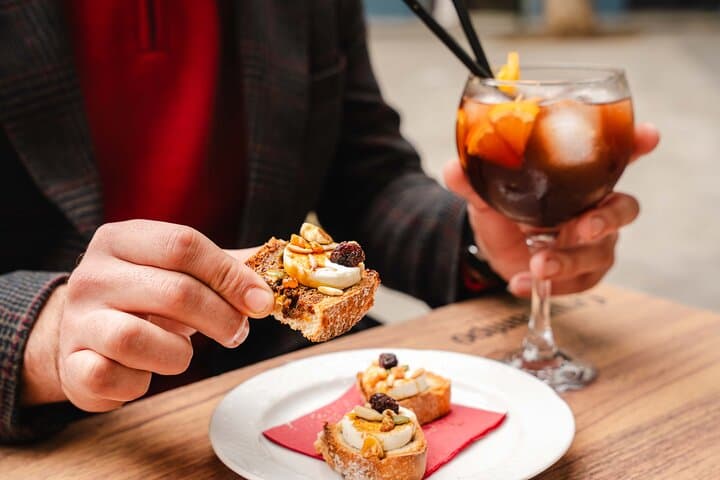 Gourmet Tapas and Wine Tour in Cádiz