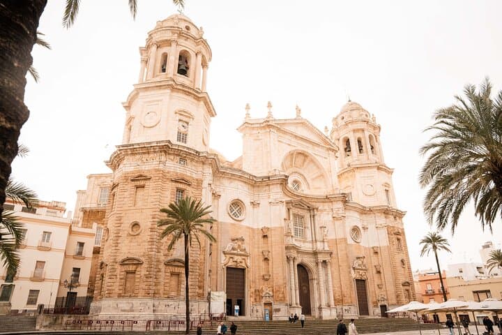 Gourmet Tapas and Wine Tour in Cádiz