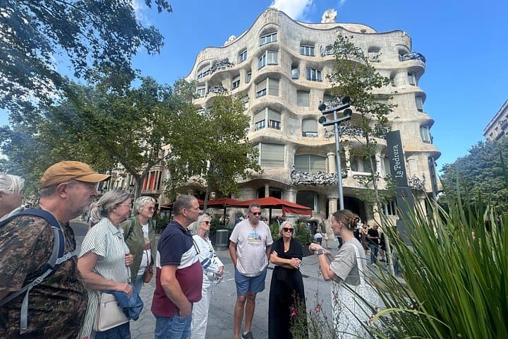 Barcelona in 3h: Sagrada, Batlló, Pedrera & Gothic Quarter walk