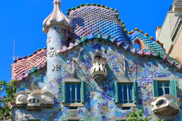 Block of Discord and Sagrada Familia Walking Tour