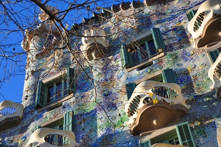Block of Discord and Sagrada Familia Walking Tour