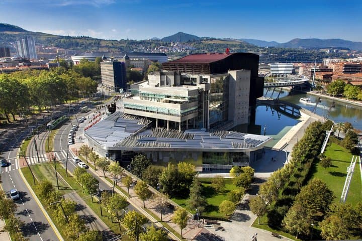 Bilbao visits Architecture and History combined by Bus and Foot