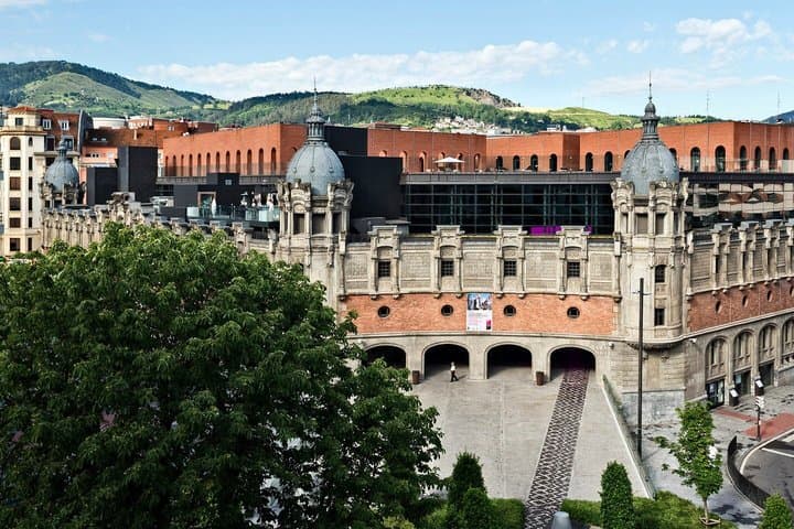 Bilbao visits Architecture and History combined by Bus and Foot