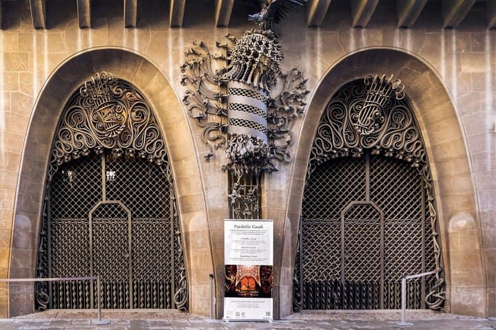 Palau Guell Ticket and Digital City Tour