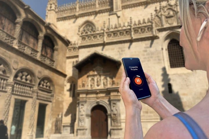 Visit Granada on the loose: Admiring the flamboyant Gothic facade and spectacular details of the historic centre, near the Royal Chapel.