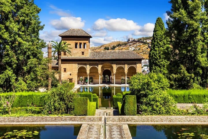 L'Alhambra & Le Generalife: The splendour of the Sultans' lush gardens, basins and Moorish architecture.