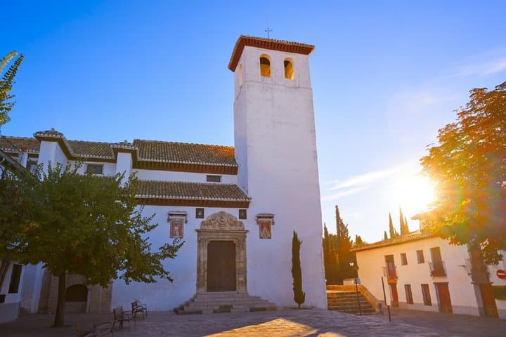 Albaicín district: The charm of the ancient Arab district, with its labyrinths of alleys and typical churches (ancient mosques).