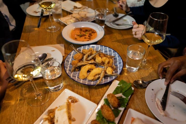 Poble Sec and Sant Antoni Tapas and Wine Tour in Barcelona
