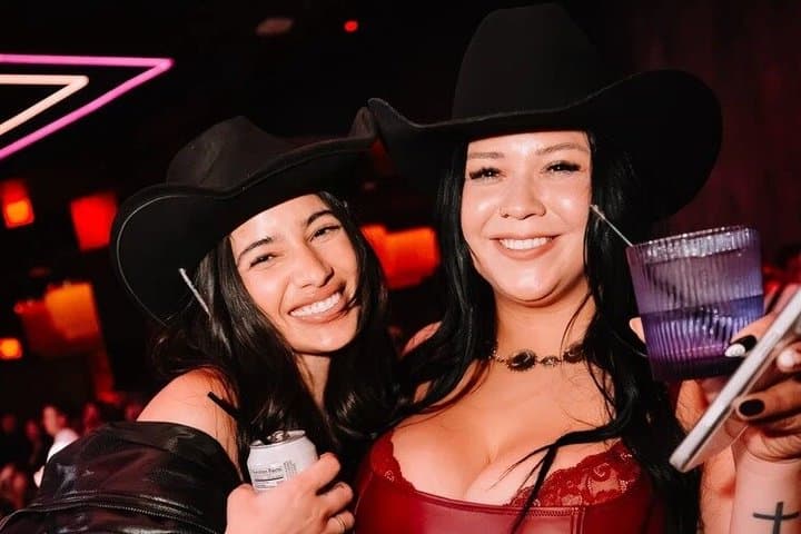 Bar Crawl Benidorm: 4 Venues 1 Night Including Karaoke & Drinks