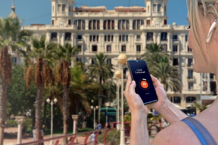 Visit of Alicante in freedom: In front of Casa Carbonell, the beautiful white building overlooking the esplanade.