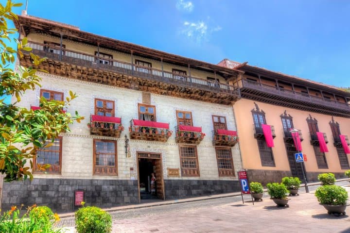 La Casa de los Balcones: The city’s absolute landmark, a noble 17th-century mansion adorned with spectacular, finely carved Canary pine balconies.