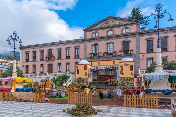Town Hall Square (Plaza del Ayuntamiento): The elegant square opposite the City Inn, world famous for its gigantic carpets of flowers and volcanic sand during Corpus Christi.
