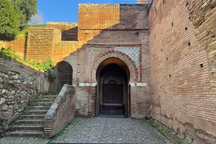 Alhambra Surroundings Tour and Nasrid Palace in Granada