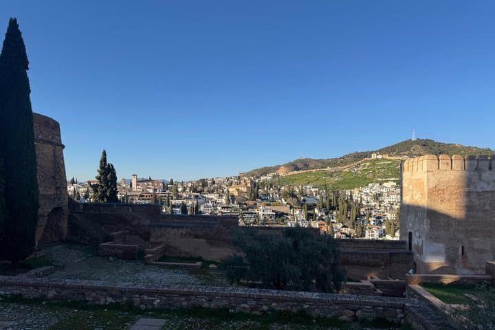 Alhambra Surroundings Tour and Nasrid Palace in Granada