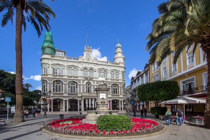 Gabinete Literario: The sumptuous façade, balconies and small domes characteristic of this jewel of eclectic architecture.