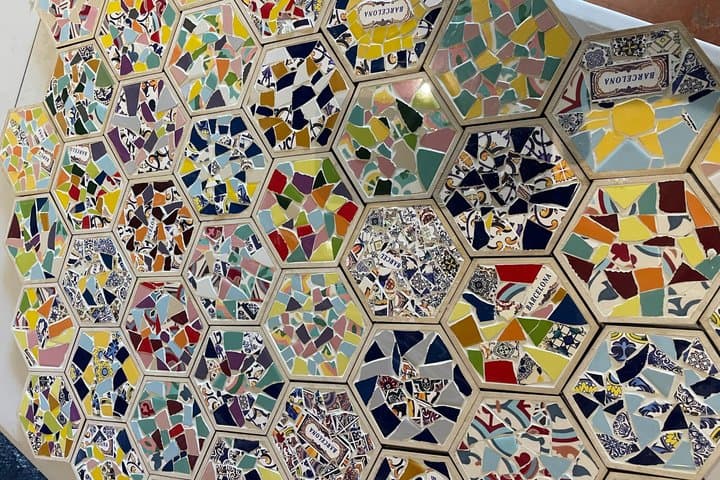Guided Mosaic Class in Barcelona - Gaudi Hexagonal Shape Tile 1h.