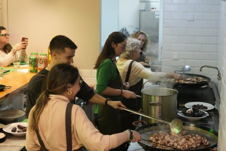 Paella workshop with market visit and oil tasting