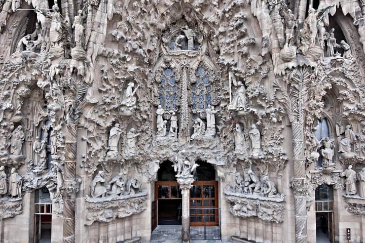 Sagrada Familia Tour: Gaudí’s Secrets (Exterior) 2026