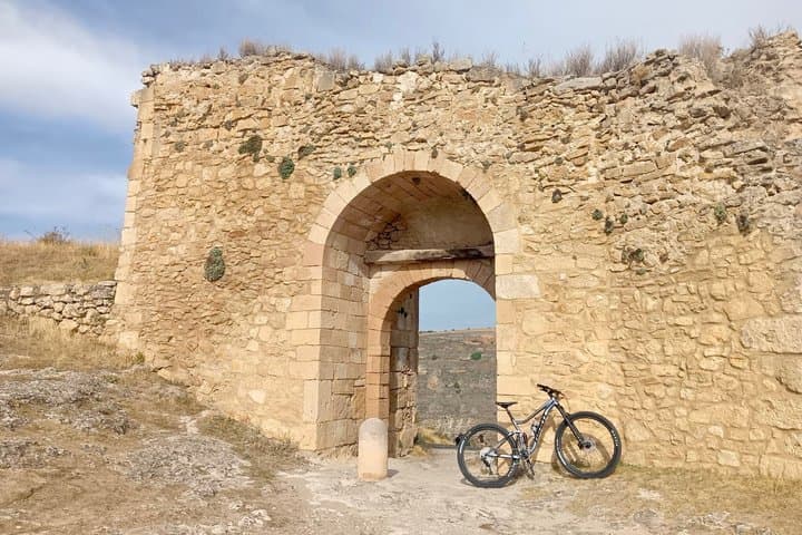Our bike next to the Puerta de la Fuerza, one of the historic accesses to the Sepulveda wall.