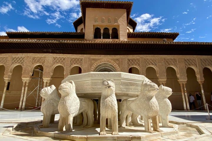 Officially Guided Private Alhambra Tour (with entrance fee)