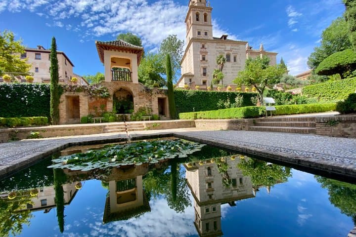 Officially Guided Private Alhambra Tour (with entrance fee)