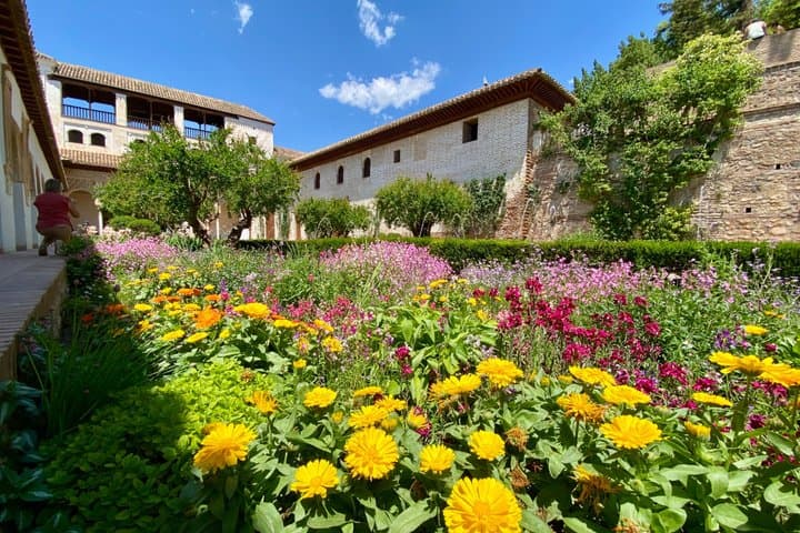 Officially Guided Private Alhambra Tour (with entrance fee)
