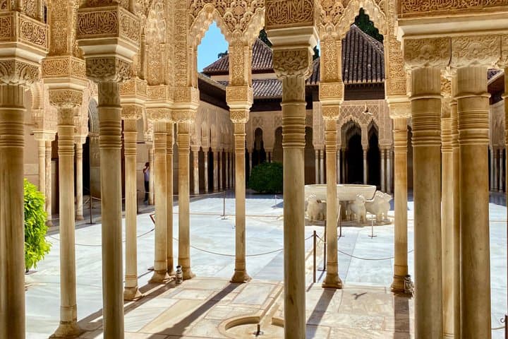 Officially Guided Private Alhambra Tour (with entrance fee)