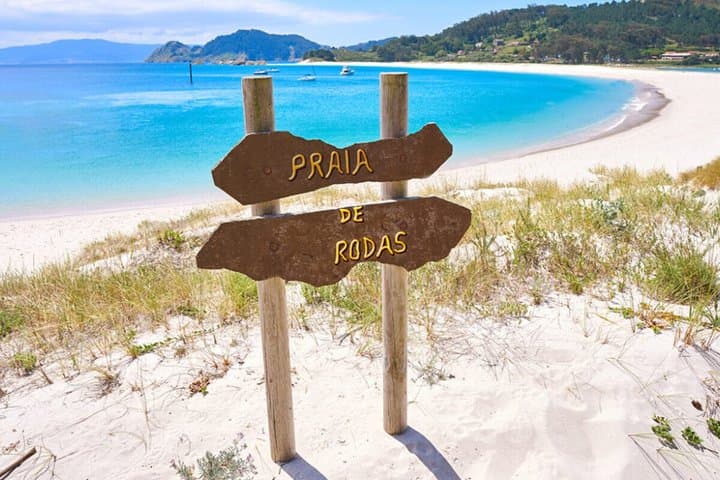 Cíes Islands Day Trip from Santiago with Ferry and Transport