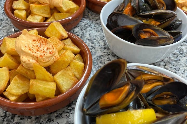 Paella cooking class: Sangria workshop, Tapas & Wine – evening