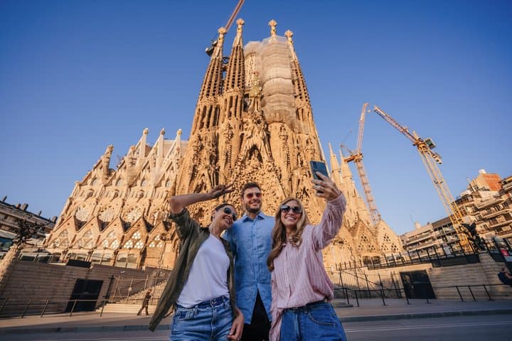 Gaudi’s Premium Small Group: from Park Guell to Sagrada Familia