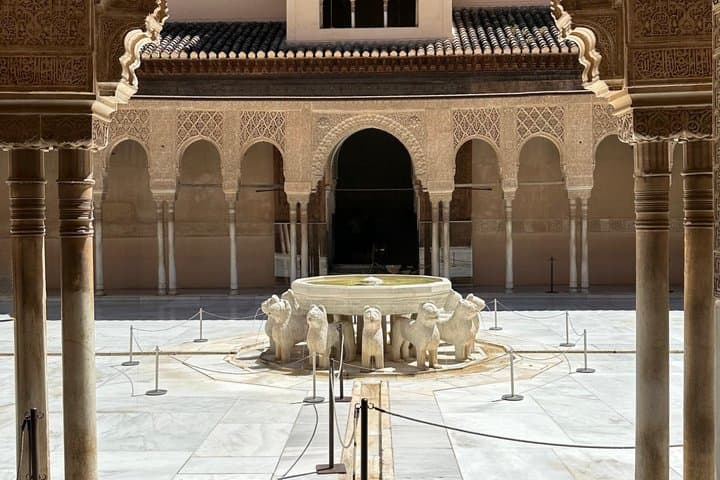 Small group guided tour of the Alhambra max 10 people
