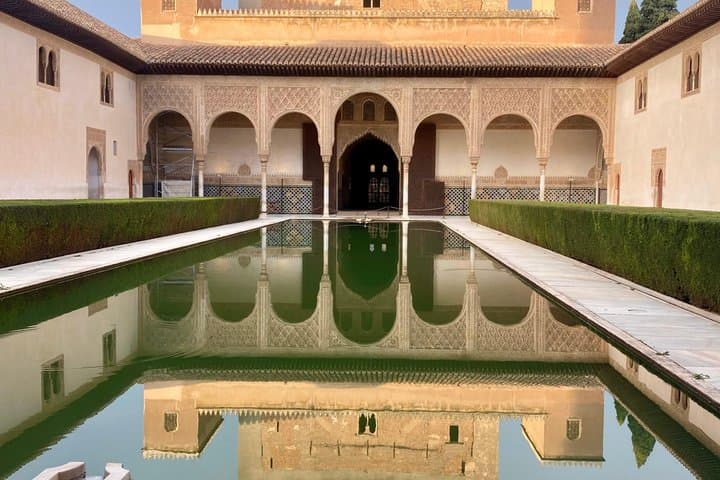 Small group guided tour of the Alhambra max 10 people
