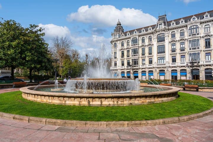 Hello Oviedo: Private 2-Hour Intro City Walk with Local Guide