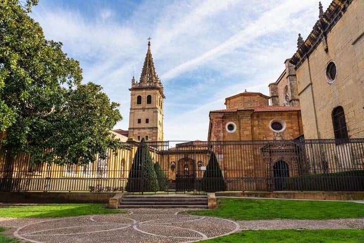 Hello Oviedo: Private 2-Hour Intro City Walk with Local Guide