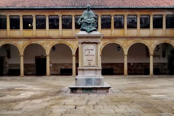 Hello Oviedo: Private 2-Hour Intro City Walk with Local Guide