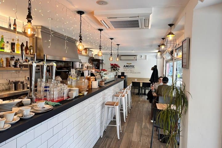 Private Valencia Market Tour & Home Dining with Local Wine