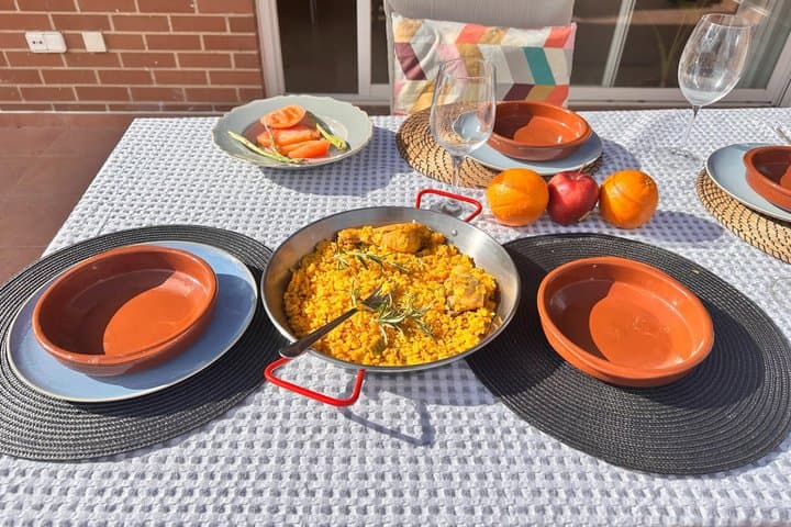 Private Valencia Market Tour & Home Dining with Local Wine