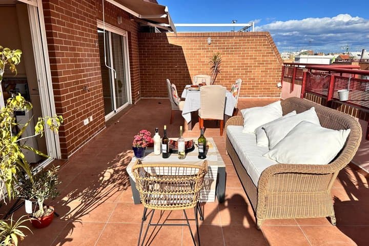 Private Valencia Market Tour & Home Dining with Local Wine