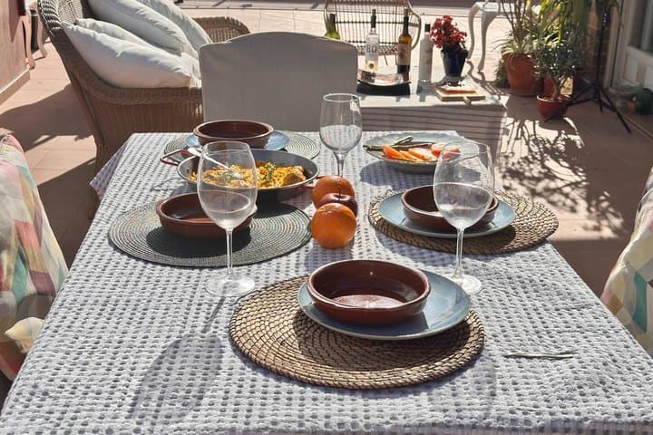Private Valencia Market Tour & Home Dining with Local Wine