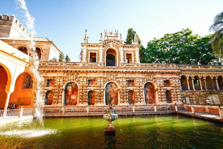 Alcazar de Sevilla Guided tour and non-stop access in Grupo Vip