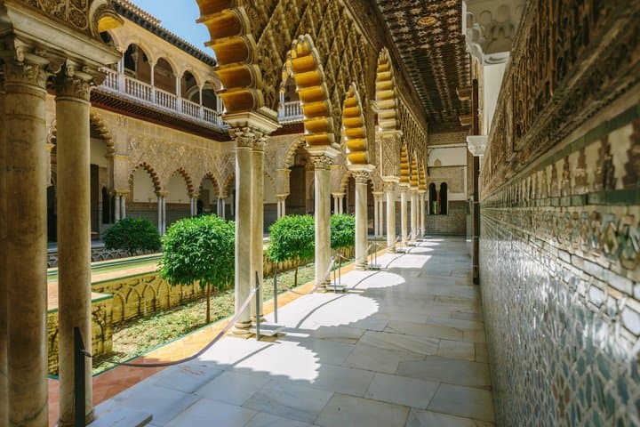 Alcazar de Sevilla Guided tour and non-stop access in Grupo Vip